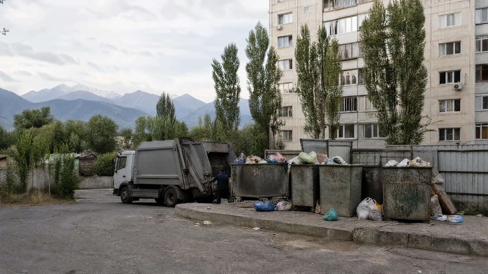 Контейнерная площадка во дворе Алматы с бытовым мусором