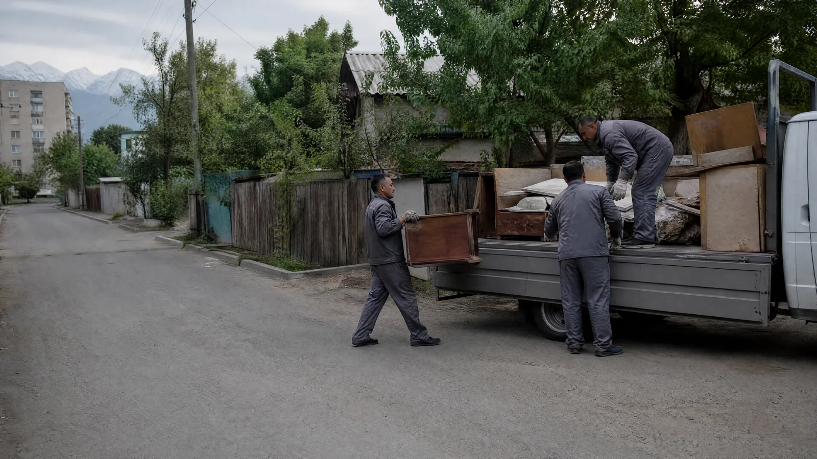 Грузчики TRASHOFF выносят старую мебель и хлам со двора частного дома в Алматы