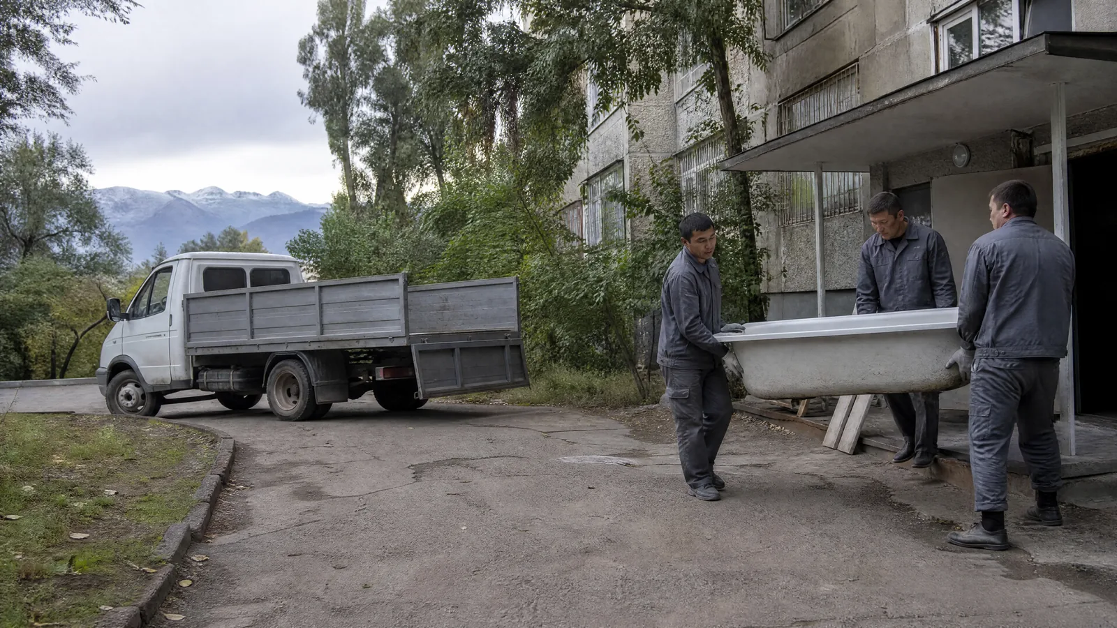 Грузчики TRASHOFF выносят чугунную ванну из подъезда и грузят в газель