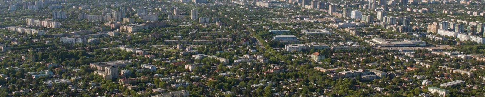 Жилые районы Алматы с высоты — зона выезда службы вывоза мусора