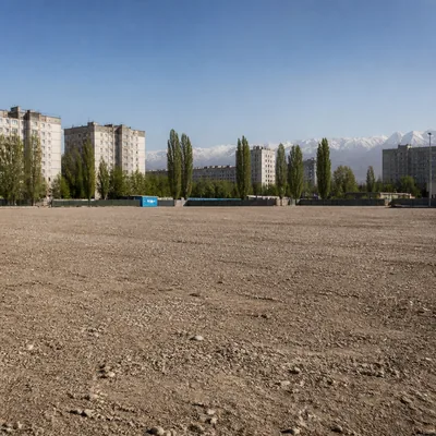 Выровненная площадка: грунт вывезен, поверхность очищена