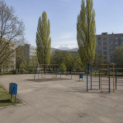 Двор после вывоза мусора на газели — площадка подметена, урны пусты