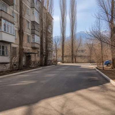 Двор после вывоза: плиты и мешки убраны, площадка подметена