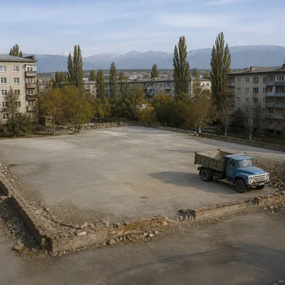Освобождённый двор после вывоза боя кирпича