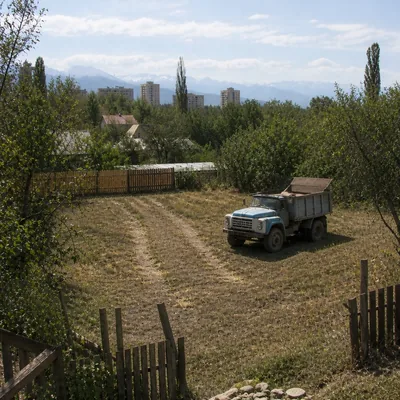 Неровная земля после планировки на дачном участке