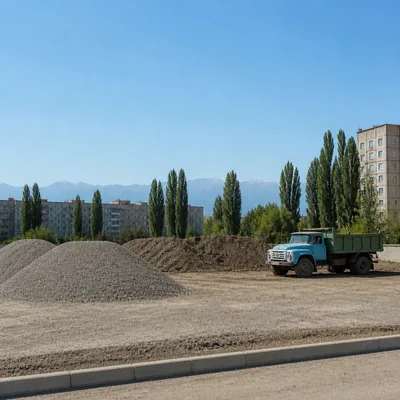 Кучи песка и отсева на площадке до вывоза