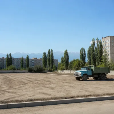 Ровная площадка после вывоза песка самосвалом