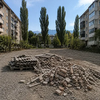 Разобранный сарай: куча битого кирпича, листы шифера и доски во дворе