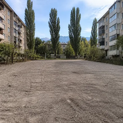 Ровная площадка на месте сарая, мусор вывезен самосвалом