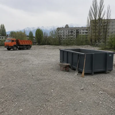 Строительная площадка завалена обломками бетона и кирпича