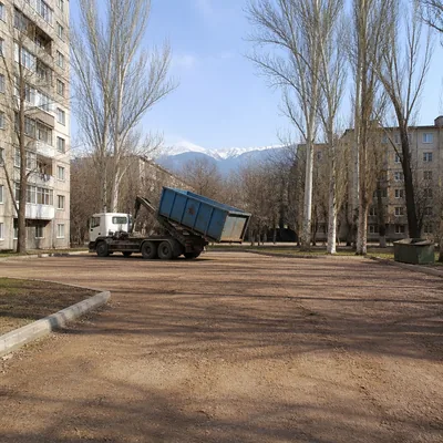 Ровный двор, бункер вывезен, площадка подметена