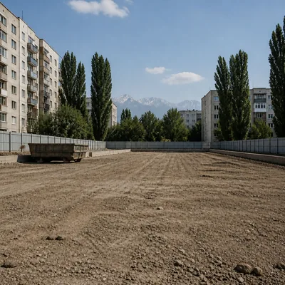 Стройплощадка с горами глины и суглинка