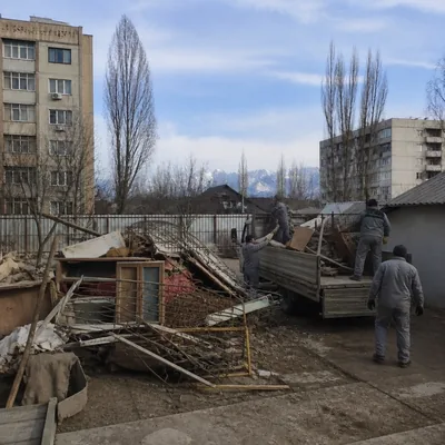 До: крупногабаритный мусор во дворе частного дома