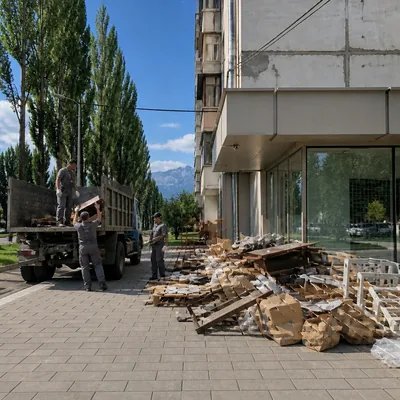 До: крупногабаритный мусор у входа в магазин