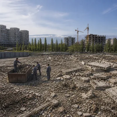До: стройплощадка с крупногабаритным мусором