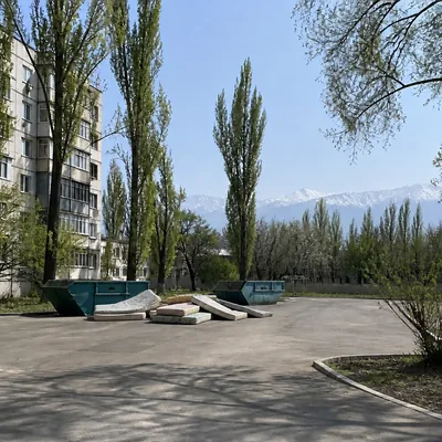 Дворовая площадка, старые матрасы у контейнеров