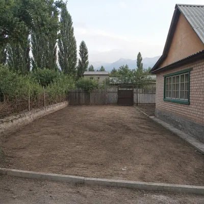 Пустой участок у дачного дома после вывоза хлама