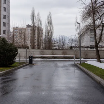 Асфальт по всей ширине въезда, борта подметены