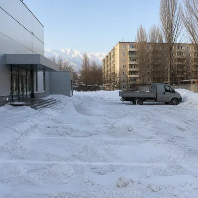 Заставленная снегом парковка перед входом