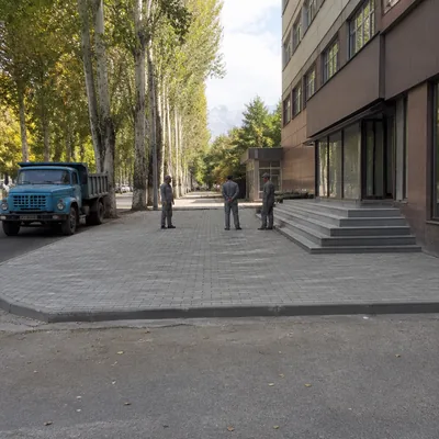 Освобождённое место у входа в кафе после вывоза сантехники