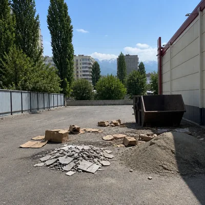Захламлённый двор магазина со строительным мусором после ремонта до вывоза