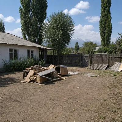 Двор частного дома на Боралдае: куча старой мебели, шифер, тряпки у забора