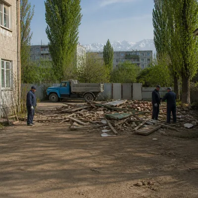 Разобранный сарай во дворе частного дома в Турксибском: доски и кирпич
