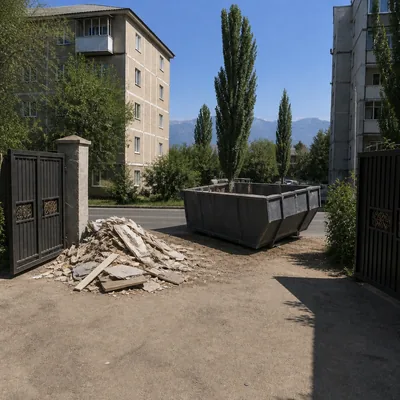 Бункер ПУХТО у ворот частного дома в Алатауском, рядом куча строительного мусора