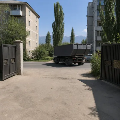 Пустой бункер отъезжает, площадка у ворот подметена