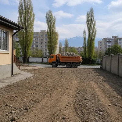 Двор частного дома в Наурызбайском после сноса: бетонные обломки и арматура