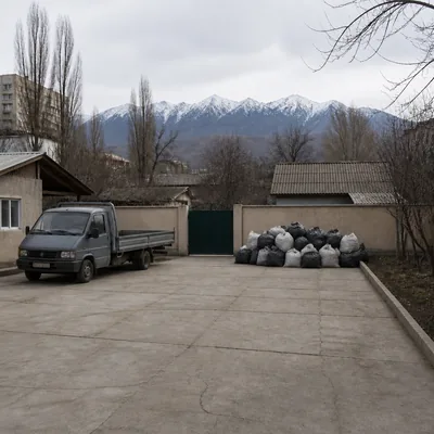 Мешки с мусором сложены у ворот частного дома