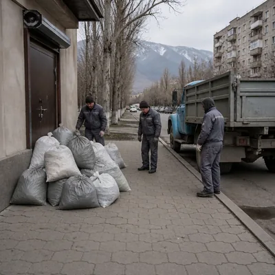 Мешки с мусором у входа в магазин