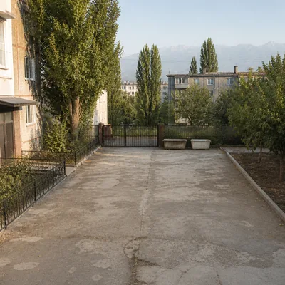 Две старые стальные ванны во дворе частного дома в Боралдае до погрузки