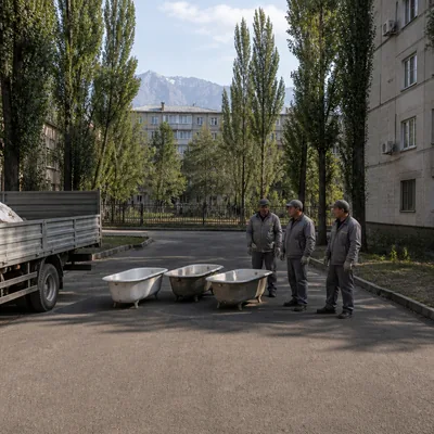 Три старые ванны во дворе на Тлендиева до погрузки