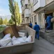 Фото от клиента: грузчики выносят мусор к машине у подъезда