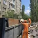 Фото от клиента: грузчик загружает мусор в кузов