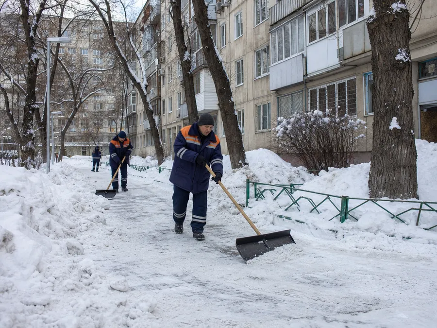 Уборка снега вручную