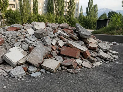 Куча строительного мусора во дворе перед погрузкой