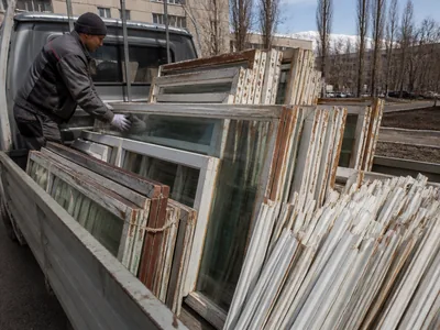 Вывоз старых окон газелью