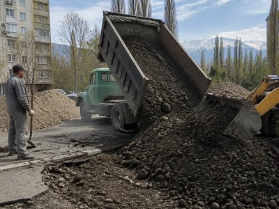 Вывоз грунта самосвалом с погрузкой ковшом