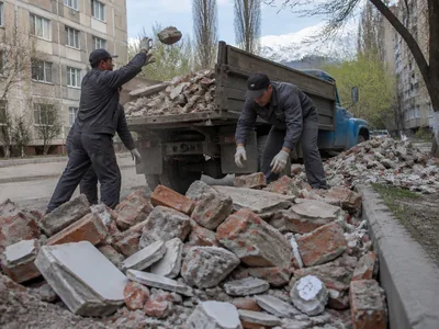 ЗИЛ-самосвал под загрузкой строительного мусора во дворе Алматы