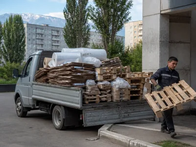 Торговые отходы — картон, плёнка и поддоны у магазина