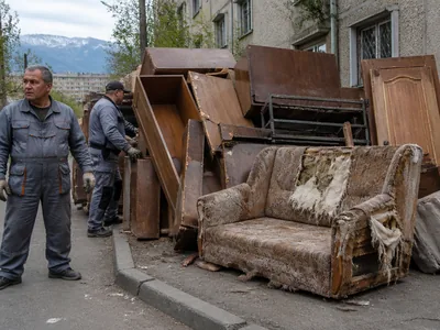 Крупногабаритный мусор — старая мебель и стеллажи