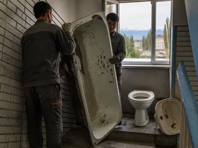 Чугунная ванна, подготовленная к вывозу из квартиры
