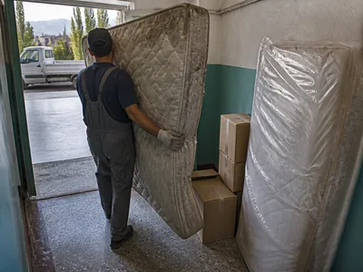 Старый матрас после обмена, который нужно вывезти на утилизацию
