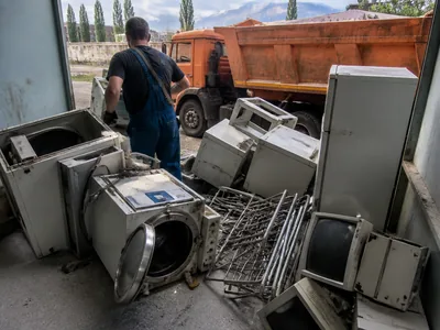 Списанное оборудование и стойки на складе лаборатории