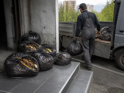 Мешки с кухонными отходами у входа в ресторан
