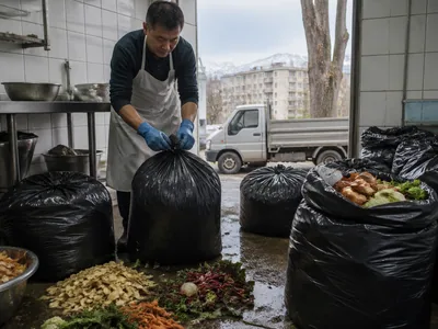 Очистки овощей из цеха ресторана