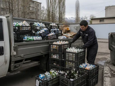 Ящики с просроченными напитками из бара ресторана