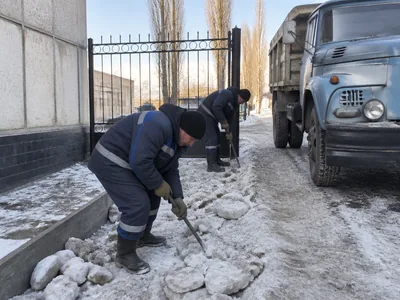 Утрамбованный снег и наст у въезда